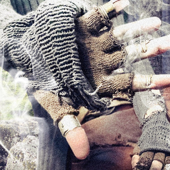 FREE WITH A PURCHASE // distressed beggar gloves - Picture 2 of 10